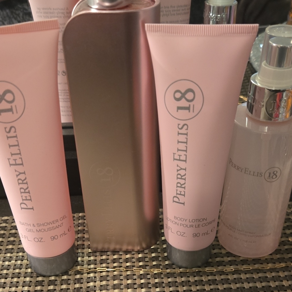 Perry Ellis 18 Pink Bath and Body Set